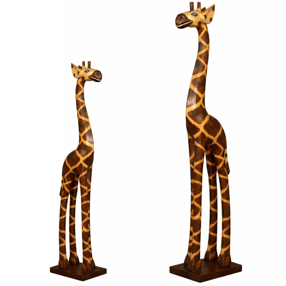 Ensemble de sculptures de girafes en bois faites à la